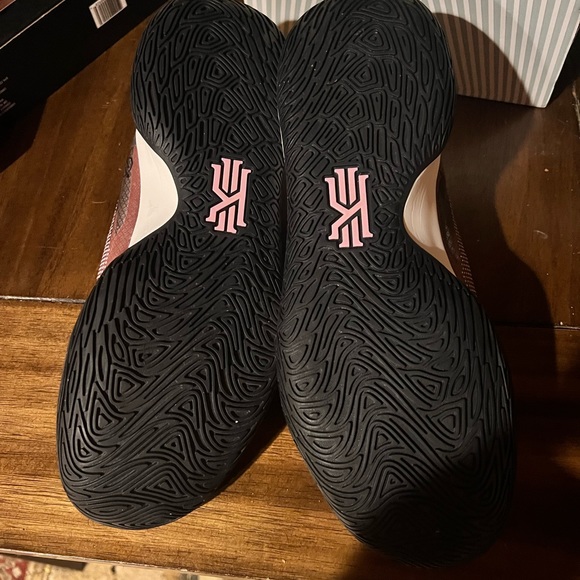 Nike Kyrie Flytrap V 10.5 - Picture 2 of 4